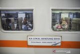 Calon penumpang menunggu keberangkatan kereta api lokal tujuan akhir Cicalengka di Stasiun Bandung, Jawa Barat, Kamis (6/5/2021). PT KAI Daop 2 Bandung memberhentikan layanan perjalanan Kereta Api jarak jauh  untuk mudik pada penerapan larangan mudik lebaran sejak hari ini hingga 17 Mei 2021 serta melakukan pembatasan operasional kereta lokal dengan memberangkatkan dari stasiun awal maksimal pukul 20.00 WIB. ANTARA JABAR/Raisan Al Farisi/agr