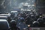 Kendaraan terjebak kemacetan sebelum posko penyekatan larangan mudik di perbatasan Kabupaten Bandung dan Kota Bandung di Cibiru, Bandung, Jawa Barat, Kamis (6/5/2021). Pemerintah mulai memberlakukan larangan mudik lebaran 2021 dengan mendirikan posko penyekatan kendaraan untuk memutarbalikkan kendaraan luar daerah yang hendak mudik ke Kota Bandung. ANTARA JABAR/Raisan Al Farisi/agr