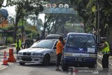 Petugas gabungan memeriksa kendaraan pemudik yang melintas di Jalur Selatan Pos penyekatan Parakan Honje, Indihiang, Kota Tasikmalaya, Jawa Barat, Kamis (6/5/2021). Polri menambah titik posko penyekatan larangan mudik Lebaran sebanyak 381 titik dari sebelumnya 333 lokasi senusantara di antaranya untuk wilayah Jabar sebanyak 158 titik posko penyekatan. ANTARA JABAR/Adeng Bustomi/agr