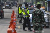 Petugas gabungan memeriksa kendaraan pemudik yang melintas di Jalur Selatan pos penyekatan Parakan Honje, Indihiang, Kota Tasikmalaya, Jawa Barat, Kamis (6/5/2021). Polri menambah titik posko penyekatan larangan mudik Lebaran sebanyak 381 titik dari sebelumnya 333 lokasi senusantara di antaranya untuk wilayah Jabar sebanyak 158 titik posko penyekatan. ANTARA JABAR/Adeng Bustomi/agr