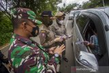 Petugas gabungan memeriksa dokumen pengendara yang melintas di Pos Penyekatan, Binuang, Kabupaten Tapin, Kalimantan Selatan, Kamis (6/5/2021). Pemerintah Provinsi Kalimantan Selatan melakukan pemberlakuan kebijakan peniadaan mudik hari raya Idul Fitri 1442 Hijriah lintas Kota/Kabupaten/Provinsi sebagai upaya pengendalian penyebaran COVID-19 di Kalimantan Selatan. Foto Antaranews Kalsel/Bayu Pratama S.