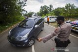 Petugas Kepolisian menindak pengendara mobil yang masih ingin mudik dengan menyuruh memutar balikkan arah saat melintas di Pos Penyekatan, Binuang, Kabupaten Tapin, Kalimantan Selatan, Kamis (6/5/2021). Pemerintah Provinsi Kalimantan Selatan melakukan pemberlakuan kebijakan peniadaan mudik hari raya Idul Fitri 1442 Hijriah lintas Kota/Kabupaten/Provinsi sebagai upaya pengendalian penyebaran COVID-19 di Kalimantan Selatan. Foto Antaranews Kalsel/Bayu Pratama S.