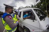 Petugas gabungan memeriksa dokumen pengendara yang melintas di Pos Penyekatan, Binuang, Kabupaten Tapin, Kalimantan Selatan, Kamis (6/5/2021). Pemerintah Provinsi Kalimantan Selatan melakukan pemberlakuan kebijakan peniadaan mudik hari raya Idul Fitri 1442 Hijriah lintas Kota/Kabupaten/Provinsi sebagai upaya pengendalian penyebaran COVID-19 di Kalimantan Selatan. Foto Antaranews Kalsel/Bayu Pratama S.