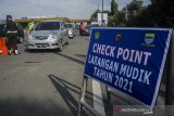 Petugas gabungan melakukan pemeriksaan kelengkapan administrasi pengendara saat penyekatan larangan mudik lebaran di Gerbang Tol Pasteur, Bandung, Jawa Barat, Kamis (6/5/2021). Pemerintah Jawa Barat telah menyiapkan 158 titik penyekatan yang didukung oleh petugas gabungan untuk menghalau masyarakat yang nekat mudik Idul fitri 1422 Hijriah meski tetap mengizinkan warga melakukan pergerakan antarkota penyangga selama masa larangan mudik atau dalam koridor aglomerasi. ANTARA JABAR/Novrian Arbi/agr