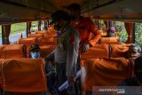 Petugas memeriksa penumpang bus yang melintas di Jalur Selatan di pos penyekatan Gentong, Kabupaten Tasikmalaya, Jawa Barat, Kamis (6/5/2021). Ratusan kendaran pemudik dari arah Bandung dan Jakarta menuju Tasikmalaya dan Jateng diputarbalikan oleh petugas gabungan karena tidak dapat menunjukan surat tugas resmi dan surat bebas COVID-19. ANTARA JABAR/Adeng Bustomi/agr