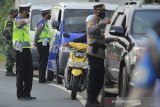 Petugas gabungan menghentikan kendaraan untuk pemeriksaan dokumen perjalanan di jalur Pantura Susukan, Kabupaten Cirebon, Jawa Barat, Kamis (6/5/2021). Penyekatan yang dilakukan petugas gabungan TNI, Polri, Satpol PP dan Dishub serta dinas kesehatan itu dilakukan sebagai upaya larangan mudik di perbatasan Indramayu dan Cirebon. ANTARA JABAR/Dedhez Anggara/agr