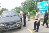 Masih sepi arus kendaraan melewati posko penyekatan perbatasan Sumbar-Sumut di Pasbar