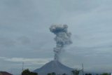 Sinabung erupsi, semburkan abu vulkanik setinggi 2.800 meter