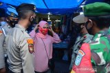 PENGAWASAN PUSAT KERAMAIAN JELANG LEBARAN. Personel gabungan Polri, TNI dan Satpol PP memberikan masker gratis kepada seorang pedagang saat pengawasan pusat keramaian di Pasar Aceh, Banda Aceh, Aceh, Kamis (6/5/2021). Polda Aceh mengintensifkan pengawasan menjelang Idul Fitri di sejumlah pusat keramaian untuk penegakan disiplin protokol kesehatan dan selain imbauan agar warga mengenakan masker dan menjaga jarak guna mencegah penyebaran COVID-19. ANTARA FOTO/Ampelsa.