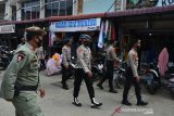 PENGAWASAN PUSAT KERAMAIAN JELANG LEBARAN. Personel gabungan Polri, TNI dan Satpol PP melakukan pengawasan di pusat keramaian pasar tradisional Banda Aceh, Aceh, Kamis (6/5/2021). Polda Aceh mengintensifkan pengawasan menjelang Idul Fitri di sejumlah pusat keramaian, untuk meningkatkan disiplin protokol kesehatan dan mengimbau warga patuh mengenakan masker dan menjaga jarak  guna mencegah penyebaran COVID-19. ANTARA FOTO/Ampelsa.