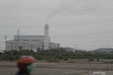 Pengendara motor melintas di dekat instalasi Pengolahan Sampah menjadi Energi Listrik (PSEL) di Tempat Pembuangan Akhir (TPA) Benowo, Surabaya, Jawa Timur, Kamis (6/5/2021). PSEL yang baru diresmikan oleh Presiden Joko Widodo tersebut merupakan hasil kerja sama antara Pemkot Surabaya dengan PT Sumber Organik yang menghasilkan energi listrik 11 megawatt dengan rincian 2 megawatt melalui metode Landfill Gas Power Plant dan 9 megawatt dari Gassification Power Plant. Antara Jatim/Moch Asim/zk.