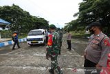 Petugas gabungan dari TNI, Polri, Dinas Perhubungan dan Satpol PP memeriksa penerapan protokol kesehatan (prokes) pengemudi dan penumpang angkutan antar kota dalam provinsi di posko penyekatan Kabupaten Aceh Besar - Sigli, Aceh, Sabtu (8/5/2021). Antara Aceh/Irwansyah Putra.