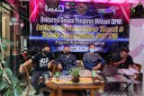 Ketua umum terpilih Dewan Pengurus Wilayah (DPW) Indonesia Adventure Travel dan Trade Association (IATTA) Kalimantan Selatan Bandi Chairullah (dua kiri) berbincang dengan pengurus saat Deklarasi DPW IATTA Kalsel di Martapura, Kabupaten Banjar, Kalimantan Selatan, Sabtu (8/5/2021). DPW IATTA berkomitmen dengan di bentuknya kepengurusan tersebut akan memajukan sektor pariwisata terkhusus untuk dunia wisata petualangan di Provinsi Kalimantan Selatan. Foto Antaranews Kalsel/Bayu Pratama S.