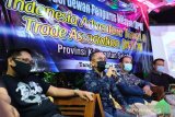 Ketua umum terpilih Dewan Pengurus Wilayah (DPW) Indonesia Adventure Travel dan Trade Association (IATTA) Kalimantan Selatan Bandi Chairullah (dua kiri) memberikan paparan saat Deklarasi DPW IATTA Kalsel di Martapura, Kabupaten Banjar, Kalimantan Selatan, Sabtu (8/5/2021). DPW IATTA berkomitmen dengan di bentuknya kepengurusan tersebut akan memajukan sektor pariwisata terkhusus untuk dunia wisata petualangan di Provinsi Kalimantan Selatan. Foto Antaranews Kalsel/Bayu Pratama S.