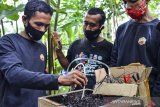 Anggota Kelompok Jagarasa memeriksa sarang lebah klanceng di Desa Wisata Selasari, Kabupaten Pangandaran, Jawa Barat, Sabtu (8/5/2021). Desa Wisata Selasari yang dikelola mandiri oleh pemerintah desa dan melibatkan Lembaga Masyarakat Desa (LMD) tersebut menawarkan paket wisata menjelajah desa yang menyuguhkan panorama di destinasi wisata seperti Pepedan Hill, Wisata Goa Sutra Reregan, Santirah River Tubing, Wonder Hill Jojogan, Sinjang Lawang, Goa Lanang dan kampung madu. ANTARA JABAR/Adeng Bustomi/agr