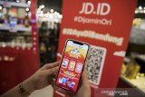 Pengunjung mempraktikkan pemanfaatan platform penjualan digital (e-commerce) JD.ID di Paris van Java Mall, Bandung, Jawa Barat, Sabtu (8/5/2021). Program ekspansi JD.ID tersebut dalam rangka menyasar target konsumen yang lebih luas, baik kaum muda ataupun dewasa di Kota Bandung. ANTARA JABAR/M Agung Rajasa/agr