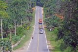 Kendaraan melintas di Jalan Lintas Timur Sumatera, Sekernan, Muarojambi, Jambi, Sabtu (8/5/2021). Pada hari ketiga pemberlakuan larangan mudik Lebaran 2021, lalu lintas kendaraan pribadi di jalan penghubung Provinsi Jambi dengan Riau tersebut terpantau sepi dan hanya didominasi kendaraan angkutan barang. ANTARA FOTO/Wahdi Septiawan/rwa.