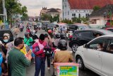 Kepala Sekolah di Bukittinggi bagikan takjil gunakan kostum