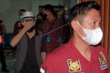 Petugas menggiring warga negara Kanada Christopher Kyle Martin (kiri) yang akan dideportasi saat konferensi pers di Kantor Imigrasi Kelas I TPI Denpasar, Bali, Minggu (9/5/2021). Warga negara Kanada tersebut didepotasi pada Minggu (9/5/2021) pukul 15.20 WITA menyusul viralnya promosi dan informasi di media mainstream maupun media elektronik tentang rencana kegiatan Yoga di Bali bertajuk Tantric Full Body Orgasm karena kegiatan itu bertentangan dengan kebudayaan Indonesia khususnya Bali yang memegang teguh adat istiadat dan norma agama. ANTARA FOTO/Nyoman Hendra Wibowo/nym.