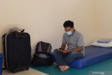 Seorang Pekerja Migran Indonesia (PMI) berada di dalam kamar saat menjalani karantina di Shelter Isolasi Kolektif Penanganan COVID-19 di Jiwan, Kabupaten Madiun, Jawa Timur, Sabtu (8/5/2021). Di shelter isolasi tersebut saat ini terdapat tujuh orang PMI terdiri enam perempuan dan seorang laki-laki yang pulang marantau dari luar negeri antara lain Malaysia, Hongkong dan Dubai (Uni Emirat Arab) menjalani karantina sebelum pulang ke kampung halaman masing-masing guna penanggulangan COVID-19. Antara Jatim/Siswowidodo/zk