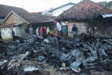 Warga mencari barang sisa kebakaran Pasar 17 Agustus di Pamekasan, Jawa Timur, Sabtu (8/5/2021). Kebakaran yang belum diketahui penyebabnya itu, menghaguskan sembilan kios sembako.  Antara Jatim//Saiful Bahri/zk