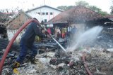 Petugas pemadam kebakaran melakukan pembasahan pada kios yang hangus terbakar di Pasar 17 Agustus, Pamekasan, Jawa Timur, Sabtu (8/5/2021). Kebakaran yang belum diketahui penyebabnya itu, menghaguskan sembilan kios sembako. Antara Jatim//Saiful Bahri/zk