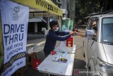 Seorang muzaki memberikan zakat berupa uang kepada petugas Pusat Zakat Umat (PZU) pada layanan pembayaran zakat tanpa turun di PP Persis, Bandung, Jawa Barat, Senin (10/5/2021). Layanan pembayaran zakat tanpa turun tersebut dilakukan untuk memberikan kemudahan bagi muzaki untuk membayar zakat, serta menghindari kontak fisik guna mencegah penyebaran COVID-19. ANTARA JABAR/Raisan Al Farisi/agr