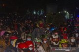 Pemudik sepeda motor memadati jalur pantura Karawang, Jawa Barat, Senin (10/5/2021). H-3 jelang Hari Raya Idul Fitri 1442 H, volume kendaraan yang melintas di jalur pantura Karawang dari arah Jakarta menuju Jawa Tengah mengalami peningkatan. ANTARA JABAR/M Ibnu Chazar/agr