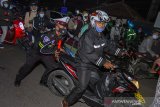Petugas kepolisian menertibkan pemudik motor yang berhenti di pinggir ruas jalan setelah diputar balik di jalur pantura Karawang, Jawa Barat, Senin (10/5/2021). Penertiban tersebut dilakukan guna mencegah kemacetan dan kecelakaan lalu lintas. ANTARA JABAR/M Ibnu Chazar/agr