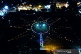 Foto udara deretan lampu minyak pada perayaan tradisi Tumbilotohe atau malam pasang lampu di Telaga, Kabupaten Gorontalo, Gorontalo. Perayaan malam pasang lampu tersebut dilakukan tiga hari jelang Idul Fitri dan menyambut malam Lailatul Qadar dengan menyalakan lampu minyak di halaman rumah, masjid dan lapangan. (ANTARA FOTO/Adiwinata Solihin)