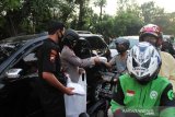 Senkom Mitra Polri bagikan ratusan takjil dan masker di Solo