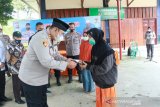 Melalui ini para personel Polres Solok Arosuka membantu meringankan beban masyarakat yang kurang mampu