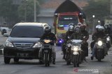 Pemudik sepeda motor melintas di jalur Pantura Lohbener, Indramayu, Jawa Barat, Selasa (11/5/2021). Meskipun sudah dilakukan penyekatan di sejumlah wilayah, arus mudik yang didominasi pemudik sepeda motor pada H-2 jelang Hari Raya Idul Fitri 1442 H terpantau ramai dan lancar. ANTARA JABAR/Dedhez Anggara/agr
