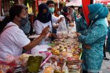 Pelaku Usaha Mikro Kecil Menengah (UMKM) melayani pembeli saat bazar makanan dan minuman Ramadhan 1442 di lapak UMKM Donopuran Kelurahan Taman, Kota Madiun, Jawa Timur, Senin (10/5/2021). Bazar UMKM yang menjual produk makanan dan minuman dengan harga antara Rp5.000 hingga Rp15.000 per kemasan dan diikuti puluhan pelaku UMKM tersebut dimaksudkan untuk membantu UMKM tetap bisa bertahan pada masa pandemi COVID-19. Antara Jatim/Siswowidodo/zk