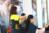 Pekerja melakukan perawatan rambut pada seorang konsumen di sebuah salon kecantikan di Malang, Jawa Timur, Selasa (11/5/2021). Pengusaha jasa salon kecantikan setempat mengaku kewalahan mengatasi banyaknya permintaan yang meningkat dari 50 orang menjadi 200 orang per hari atau melonjak hingga empat kali lipat jelang lebaran. Antara Jatim/Ari Bowo Sucipto/zk