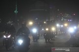 Pemudik sepeda motor memadati jalur pantura Widasari, Indramayu, Jawa Barat, Selasa (11/5/2021) malam. Memasuki H-2 jelang Hari Raya Idul Fitri 1442 H, volume kendaraan yang melintas di jalur pantura Indramayu dari arah Jakarta menuju Jawa Tengah mengalami peningkatan. ANTARA JABAR/Dedhez Anggara/agr