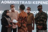  Wali Kota Surabaya Eri Cahyadi (kedua kiri) menyerahkan dokumen kependudukan kepada salah satu keluarga kru KRI Nanggala-402 di Balai Kota Surabaya, Jawa Timur, Senin (10/5/2021). Pemkot Surabaya menyerahkan dokumen administrasi kependudukan dan tali asih kepada sejumlah keluarga kru KRI Nanggala-402. Antara Jatim/Didik Suhartono/zk