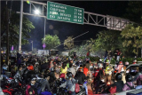 Sejumlah pemudik motor melawan arah untuk menghindari posko penyekatan mudik di Kedungwaringin, Kabupaten Bekasi, Jawa Barat, Minggu (9/5/2021). ANTARA FOTO/ Fakhri Hermansyah/hp.