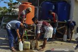 Warga membeli air asin tanjung di Kampung Cukang, Kawalu, Kota Tasikmalaya, Jawa Barat, Selasa (11/5/2021). Menjelang Hari Raya Idul Fitri sejumlah warga berburu air tanjung untuk bahan olahan ketupat lebaran dan dalam sehari pengelola bisa menjual air 500 liter air dari enam sumber mata air dikawasan tersebut. ANTARA JABAR/Adeng Bustomi/agr