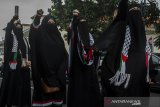 Massa yang tergabung dalam Aliansi Umat Islam Jawa Barat melakukan aksi solidaritas untuk Palestina di Kawasan Asia Afrika, Bandung, Jawa Barat, Rabu (12/5/2021). Mereka dalam aksi tersebut mengutuk dan mengecam keras atas tindakan serangan pasukan Israel terhadap umat muslim palestina dan Masjid Al Aqsa serta meminta pemerintah dan Umat muslim Indonesia untuk bersatu memboikot segala bentuk yang  berhubungan dengan Israel. ANTARA JABAR/Novrian Arbi/agr