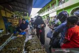 Pedagang ketupat dan lontong melayani konsumen di Kampung Ketupat Jalan Sungai Baru, Banjarmasin, Kalimantan Selatan, Rabu (12/5/2021). Menjelang Hari Raya Idul Fitri 1442 Hijriah, penjualan ketupat dan lontong yang di jual harga Rp5000 hingga Rp7000 per buah itu mengalami peningkatan hingga 75 persen dibandingkan pada hari biasa. Foto Antaranews Kalsel/Bayu Pratama S.