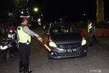 Petugas gabungan menghentikan mobil berplat nomor luar daerah saat penyekatan dalam rangka larangan mudik di Kota Madiun, Jawa Timur, Selasa (11/5/2021) malam. Penyekatan yang dilakukan petugas gabungan TNI, Polri, Satpol PP, Badan Penanggulanan Bencana Daerah (BPBD) dan petugas kesehatan itu dimaksudkan untuk mengantisipasi pemudik masuk wilayah Kota Madiun guna mencegah penularan COVID-19. Antara Jatim/Siswowidodo/zk