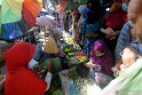  Pedagang bunga tabur melayani pembeli di Pasar Kolpajung, Pamekasan, Jawa Timur, Rabu (13/5/2021). Memasuki akhir Ramadhan 1442 H permintaan bunga tabur untuk ziarah kubur saat Idul Fitri meningkat. Antara Jatim/Saiful Bahri/zk