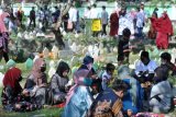 Warga melakukan ziarah kubur di Pemakaman Muslim Wanasari, Denpasar, Bali, Kamis (13/5/2021). Pemakaman tersebut dipadati oleh ratusan peziarah yang melakukan tradisi ziarah kubur untuk mendoakan keluarga yang telah meninggal dunia saat Hari Raya Idul Fitri 1442 Hijriah. ANTARA FOTO/Fikri Yusuf/nym.