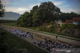 Warga menunggu pelaksanakan Salat Idul Fitri di ruas Jalan Tol Cileunyi-Sumedang-Dawuan (Cisumdawu) di Pamulihan, Kabupaten Sumedang, Jawa Barat, Kamis (13/5/2021). Pemerintah menetapkan 1 Syawal 1442 H pada Kamis (13/5/2021). ANTARA JABAR/Raisan Al Farisi/agr