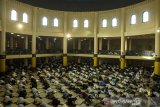 Umat muslim melaksanakan shalat Idul Fitri 1442 Hijriah di Masjid Raya Provinsi Jawa Barat, Bandung, Jawa Barat, Kamis (13/5/2021). Pemerintah Kota Bandung memberikan izin pelaksanaan shalat Idul Fitri dengan mamaksimalkan masjid di tiap RT RW Kota Bandung dengan menerapkan protokol kesehatan pandemi COVID-19. ANTARA JABAR/Novrian Arbi/agr