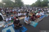  Umat Muslim mendengarkan khutbah usai melaksanakan Shalat Id di Kawasan Arek Lancor, Pamekasan, Jawa Timur, Rabu (13/5/2021). Mayoritas umat Muslim di Indonesia melaksanakan Shalat Id sesuai dengan ketetapan pemerintah yaitu pada Rabu (13/5/2021). Antara Jatim/Saiful Bahri/zk