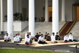 Presiden Jokowi dan Ibu Negara shalat Idul Fitri di halaman Istana Bogor