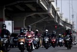 Pengendara motor melintas di Kalimalang, Bekasi, Jawa Barat, Jumat (14/5/2021). Menteri Perhubungan Budi Karya Sumadi meminta kepada seluruh kepala daerah di kawasan aglomerasi seperti Jabodetabek untuk mewaspadai pergerakan mudik lokal yang diperkirakan akan mencapai masa puncak pada 15 dan 16 Mei 2021 besok. ANTARA FOTO/Sigid Kurniawan/nym.