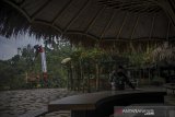 Pekerja membersihkan salah satu wahana di wisata The Lodge Maribaya, Kabupaten Bandung Barat, Jawa Barat, Jumat (14/5/2021). Kawasan wisata Lembang yang ditutup sejak 6 Mei 2021 akan kembali dibuka oleh Pemerintah Kabupaten Bandung Barat  pada Sabtu, (15/5/2021) dengan menerapkan protokol kesehatan yang ketat dan pembatasan pengunjung. ANTARA JABAR/Raisan Al Farisi/agr